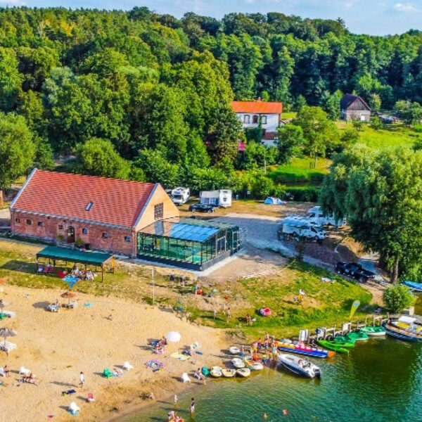 Ośrodek wypoczynkowy nad jeziorem w Wielkopolsce – jak wygląda zaplecze Olandii