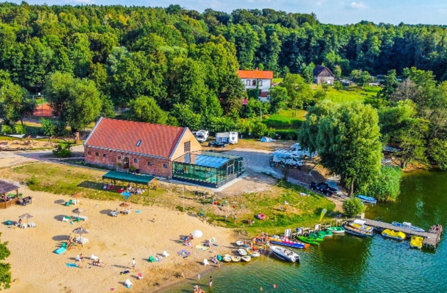 Ośrodek wypoczynkowy nad jeziorem w Wielkopolsce – jak wygląda zaplecze Olandii