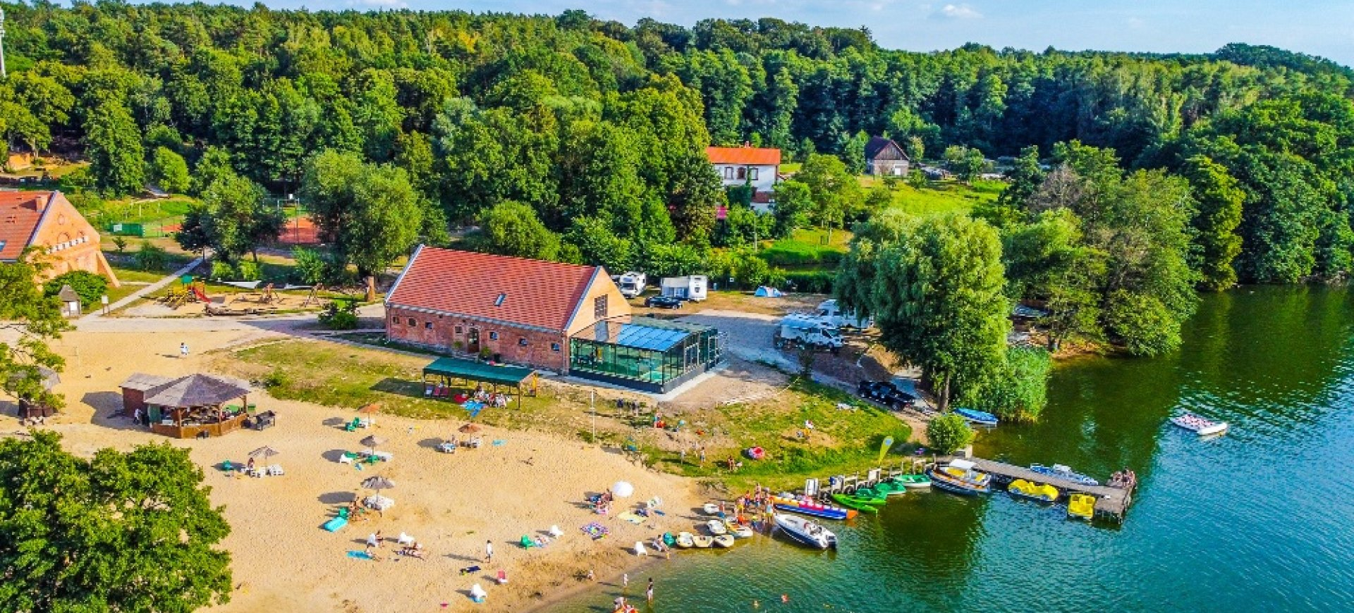 Ośrodek wypoczynkowy nad jeziorem w Wielkopolsce – jak wygląda zaplecze Olandii