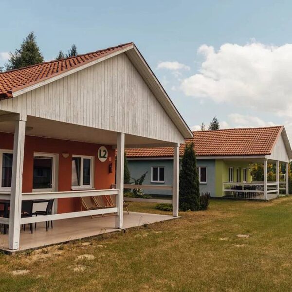 Wakacje nad morzem z dziećmi – jak wybrać nocleg, który ułatwi rodzinny wypoczynek?