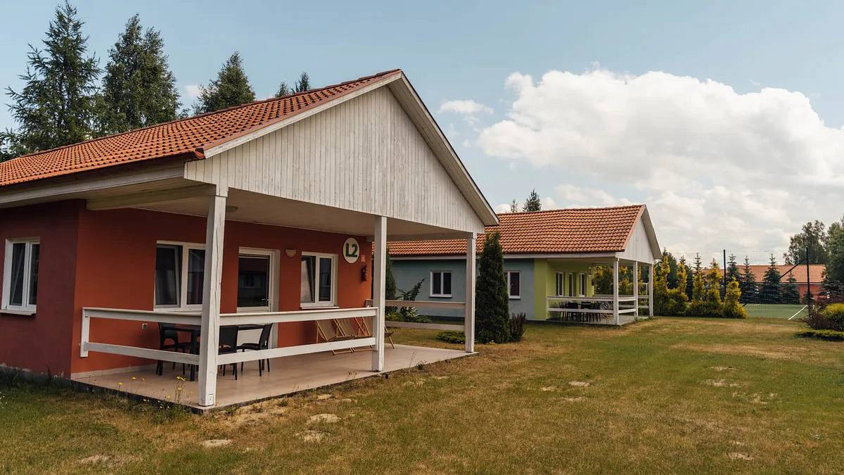 Wakacje nad morzem z dziećmi – jak wybrać nocleg, który ułatwi rodzinny wypoczynek?
