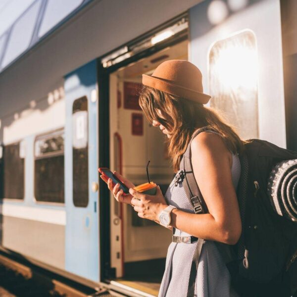 Karta eSIM w podróży – jak zostać online za granicą bez roamingu?