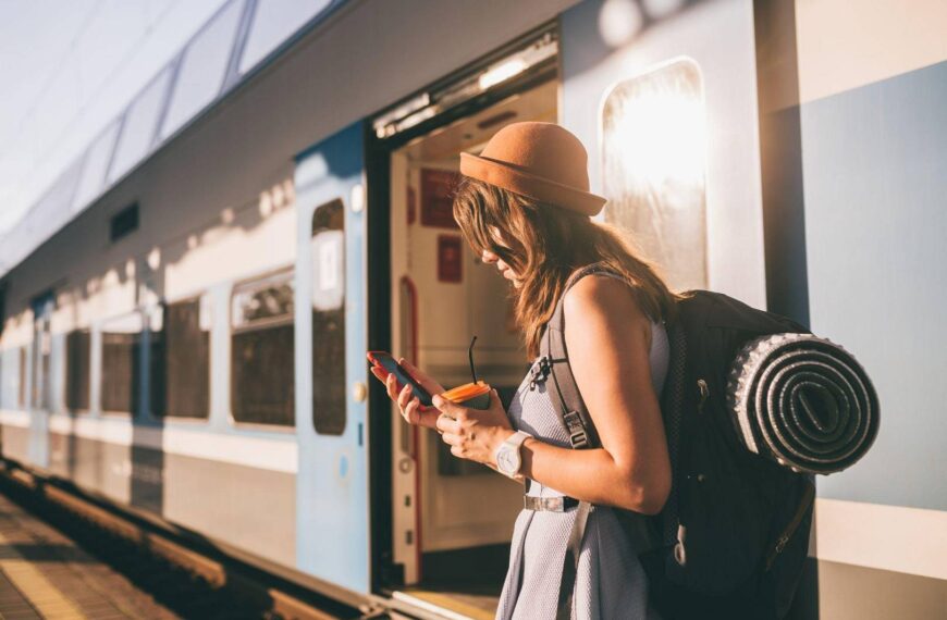 Karta eSIM w podróży – jak zostać online za granicą bez roamingu?