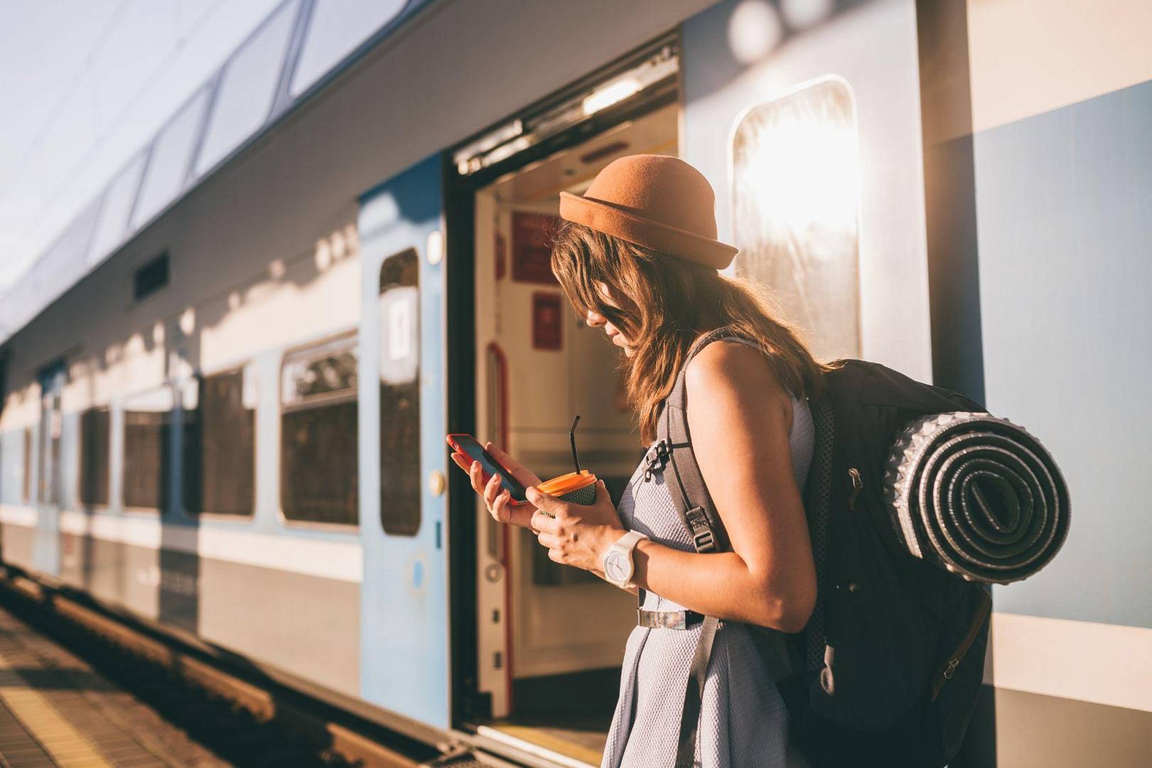 Karta eSIM w podróży – jak zostać online za granicą bez roamingu?